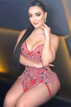 Berlin High Class Escort Model Caramella sorgt mit ihren üppigen Hüften für erotische Momente