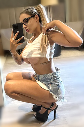 Blonde Escort Model Yonna aus Berlin bietet versauten und VIP Sex